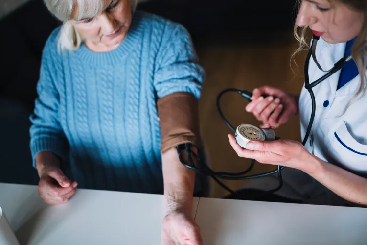 surveiller santé seniors au quotidien surveiller santé seniors au quotidien