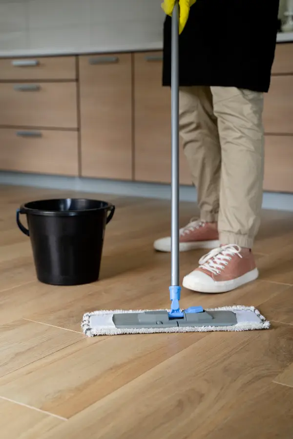 aide aux seniors pour le lavage des sols