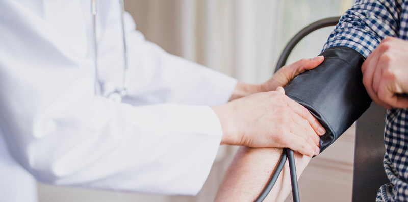 Infirmier à domicile préparant et donnant des médicaments à un senior pour sécuriser son traitement