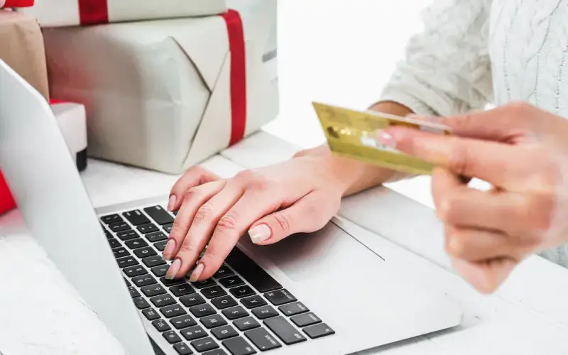 Paiement en ligne sécurisé par carte bancaire pour réserver une prestation de services aux seniors
