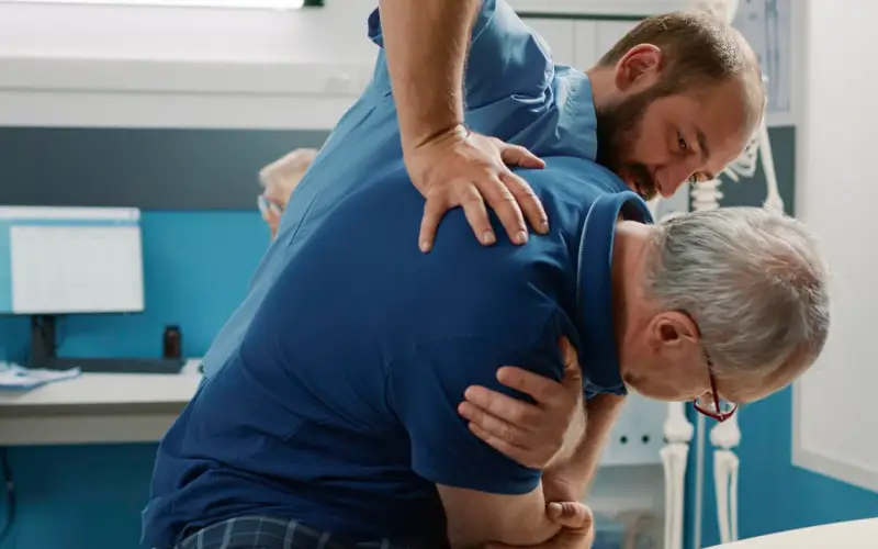 séance de kinésithérapie au cabinet pour douleur dorsale