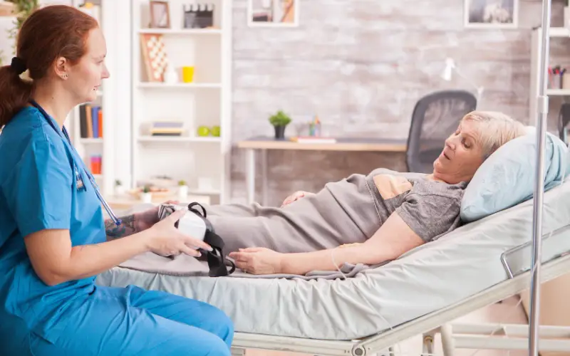 Infirmière à domicile prodiguant des soins avec bienveillance à un senior