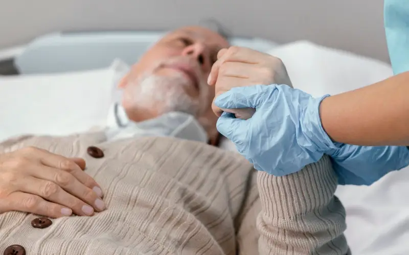 Geste de soutien d une infirmière à domicile auprès d'un homme âgé fatigué