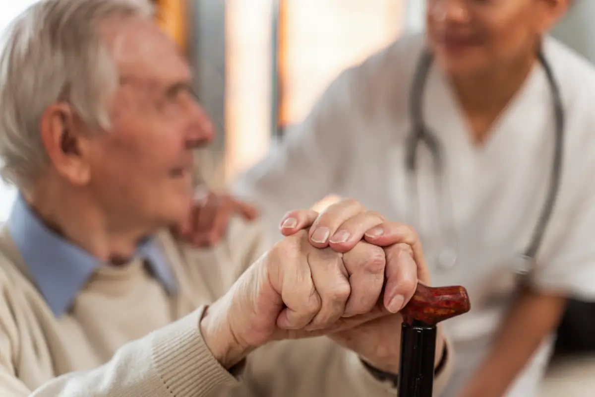 Relation de confiance et bien-être à domicile entre une infirmière et une personne âgée