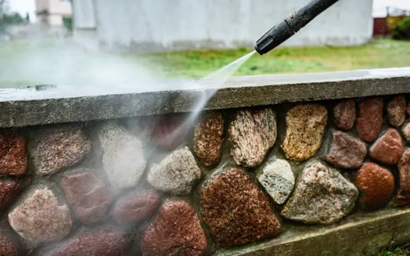 Nettoyage karcher de muret et clôture extérieure de maison